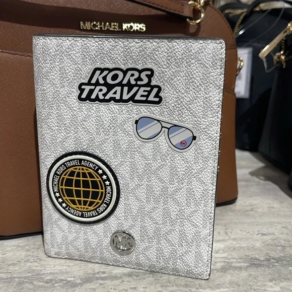 Michael Kors Jet Set Travel Md Embellished Signature Logo Passport Case
Optic Wh - Picture 8 of 16